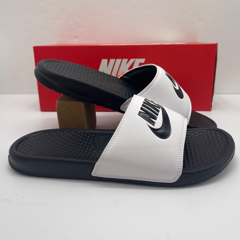 Nike Benassi JDI
Men's Slides Black and White Slides - Picture 5 of 16